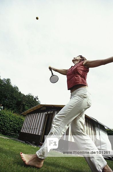 Untersicht of young Woman Badminton spielen