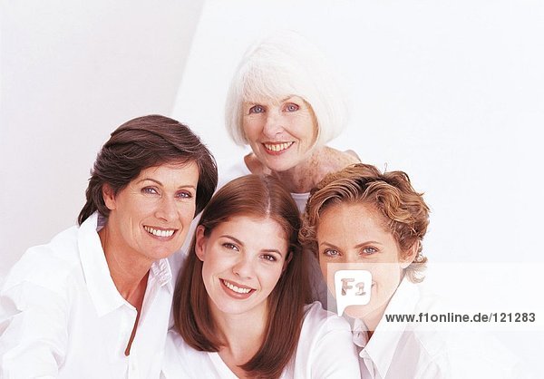 Porträt von vier weiblichen Familienmitgliedern