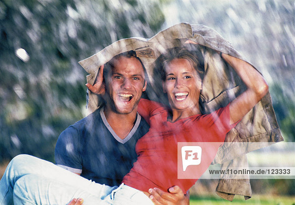 Paar im Regen