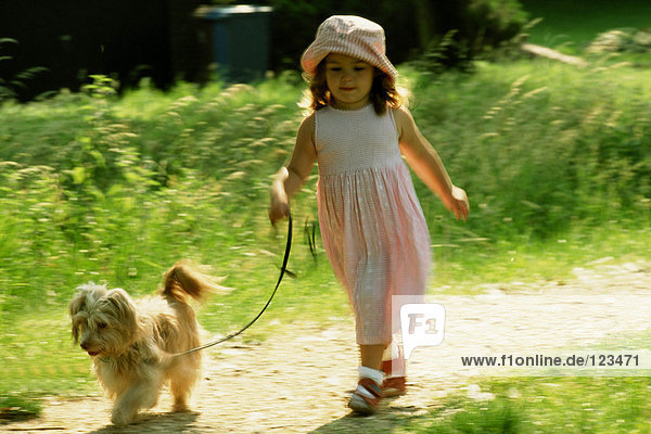 Mädchen Spaziergang Hund