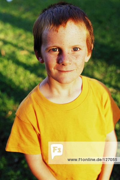 Portrait eines Jungen im Sonnenschein
