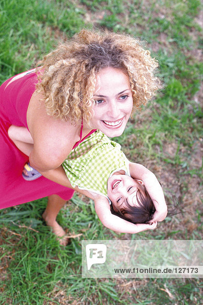 Mutter und Tochter beim Spielen im Park