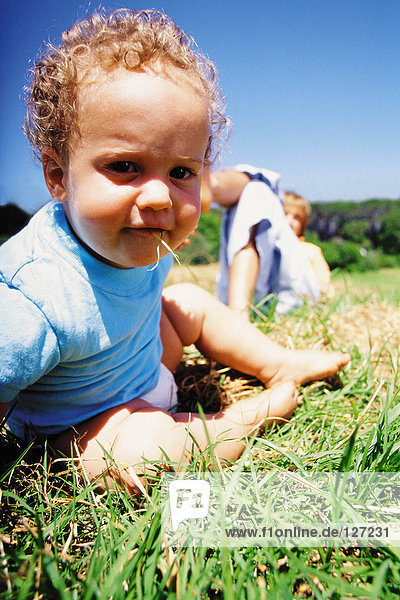 Kleinkind frisst Gras
