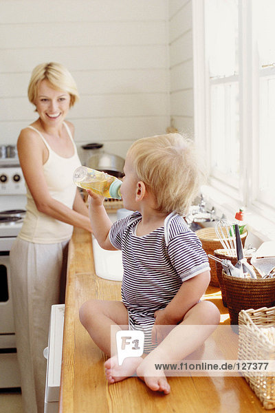 Mutter und Kind in der Küche