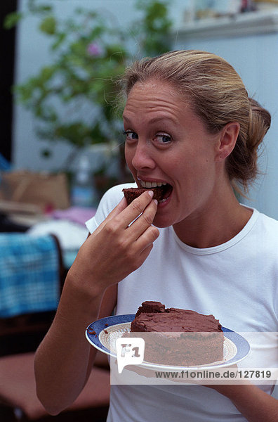 Mädchen essen Schokoladenkuchen