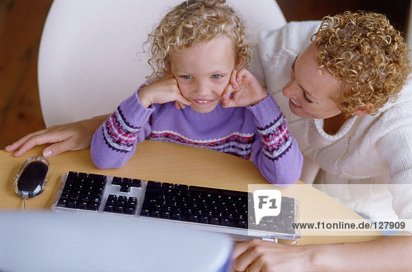 Mutter und Tochter am Computer