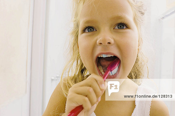 Mädchen beim Zähneputzen