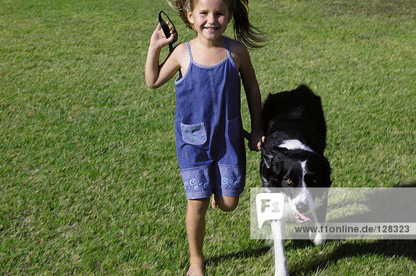 Mädchen geht mit einem Hund spazieren