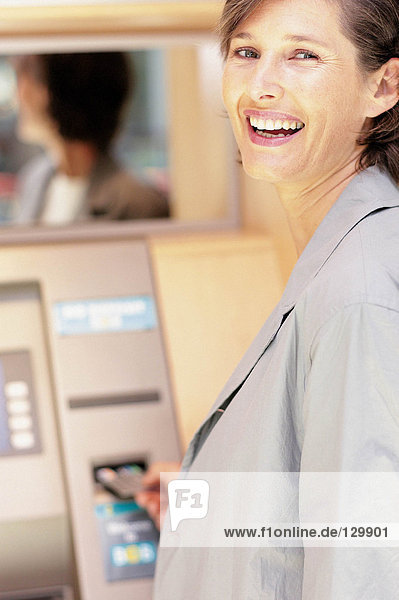 Frau bei Geldautomat