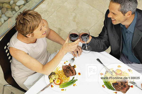 Mann und Frau beim romantischen Essen