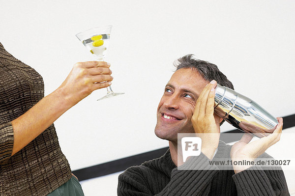 Mann und Frau beim Cocktail