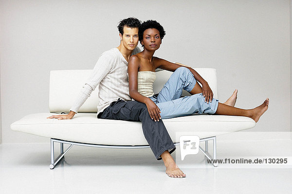 Mann und Frau auf dem modernen Sofa