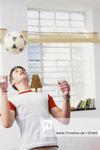Teenager Junge mit Fußball