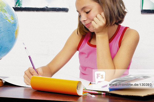 Teenager-Mädchen bei den Hausaufgaben