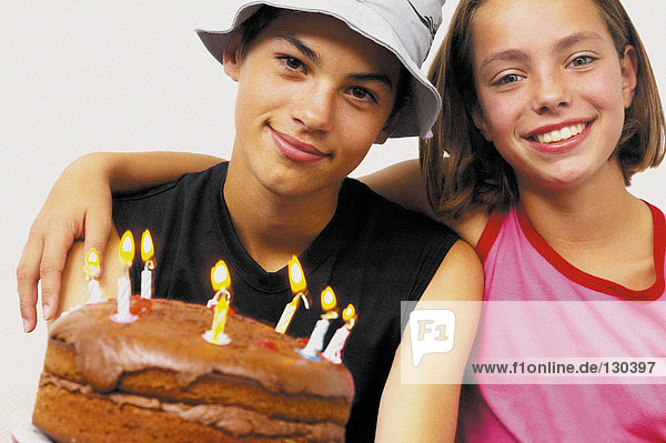 Teenager Junge und Mädchen mit Geburtstagskuchen