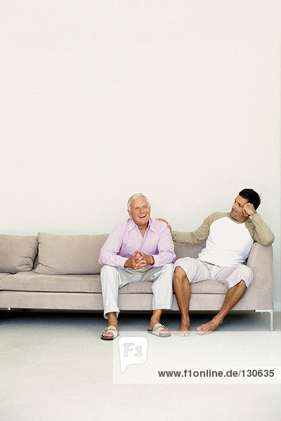 Männer reden auf dem Sofa