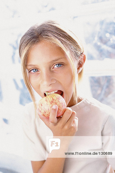 Mädchen essen Apfel