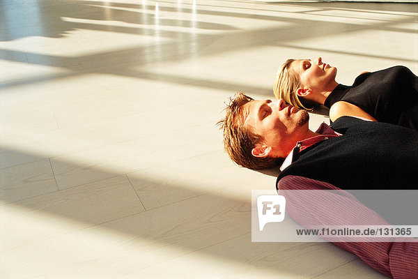 Mann und Frau auf dem Boden liegend
