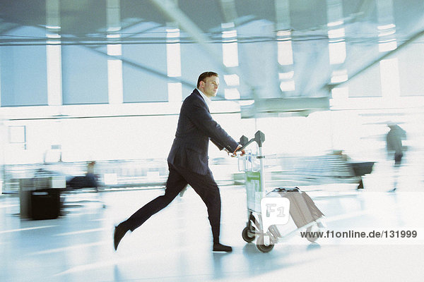 Geschäftsmann stürmt in Flughafen-Terminal