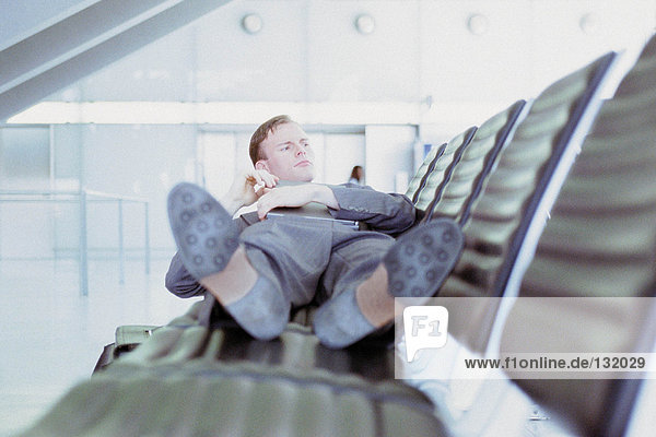 Geschäftsmann entspannt in der Airport Lounge