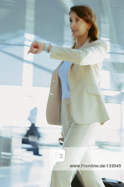 Geschäftsfrau im Flughafen-Terminal