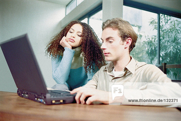 Mann und Frau mit Laptop