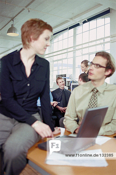 Geschäftsmann und Geschäftsfrau mit Laptop