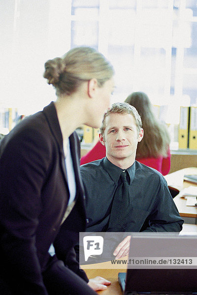 Geschäftsmann und Geschäftsfrau mit Laptop im Büro
