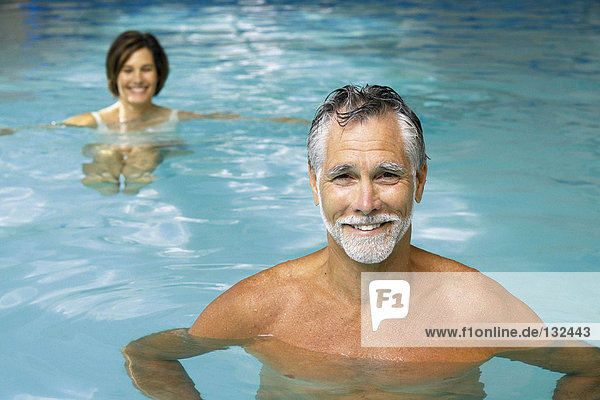 Mann und Frau im Schwimmbad