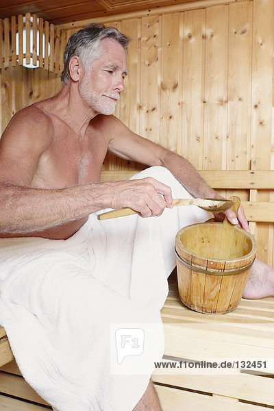 Mann entspannt sich in der Sauna