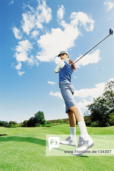 Frau spielt Golf