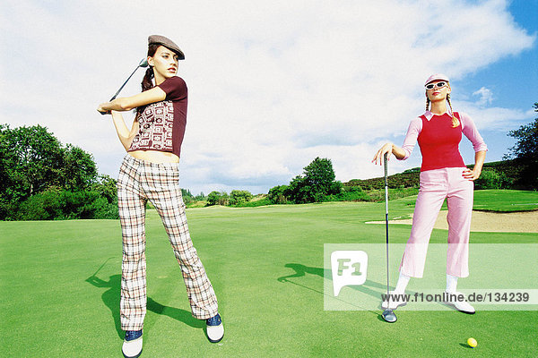 Frauen spielen Golf