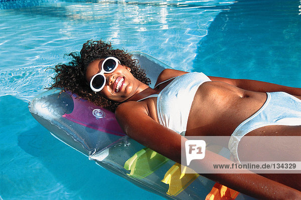 Junge Frau beim Sonnenbaden
