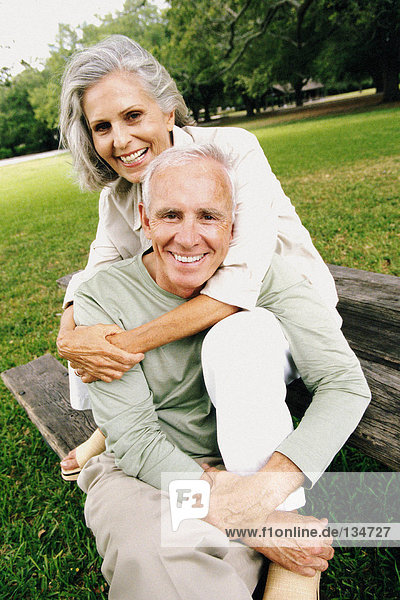 Porträt eines älteren Paares im Park
