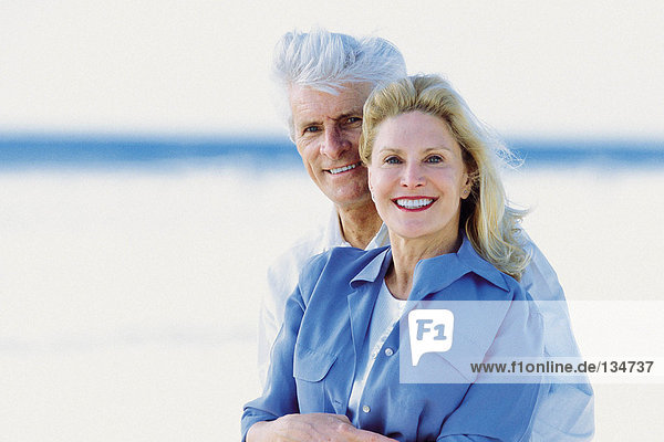 Ein älteres Paar am Strand