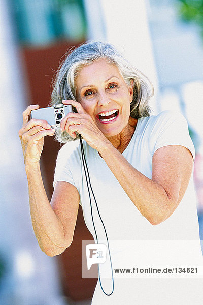 Alternde Frau mit Kamera