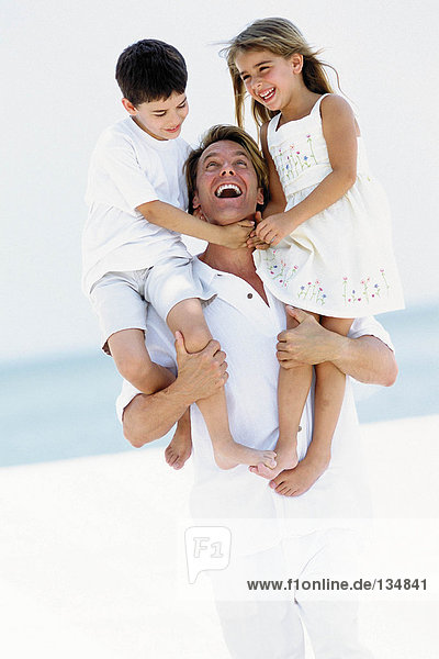 Vater mit Sohn und Tochter