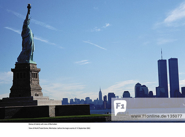 Freiheitsstatue mit Blick auf Manhattan