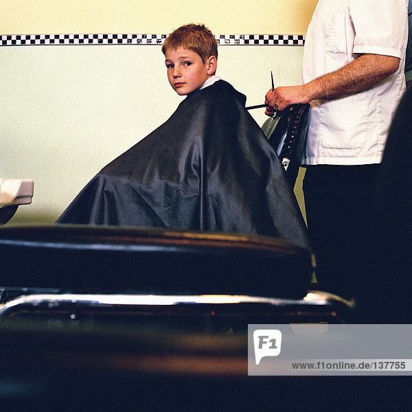Junge beim Friseur