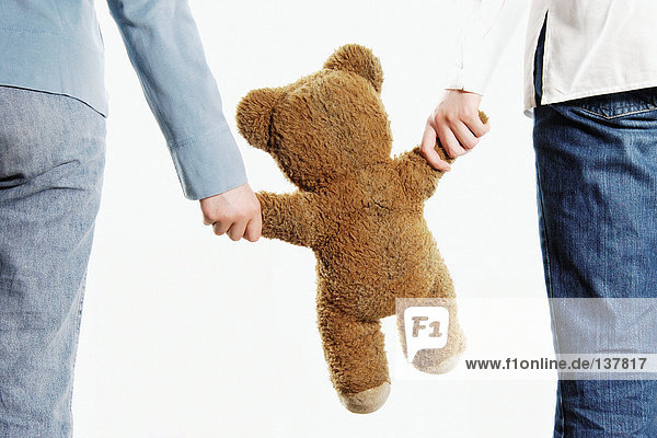 Paar hält Teddybär