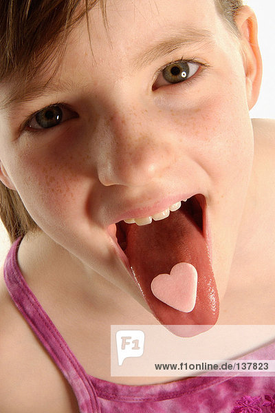 Mädchen mit Herzform auf der Zunge