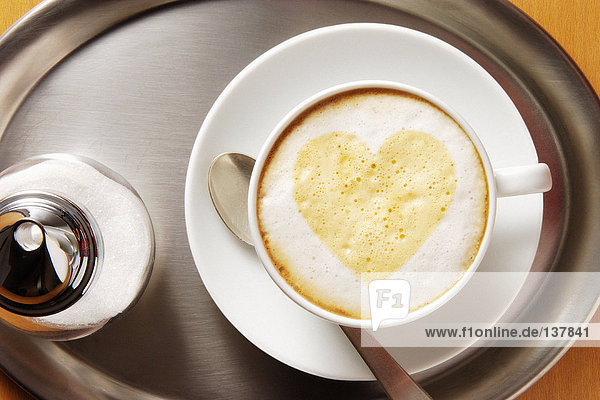 Herzform im Kaffeeschaum