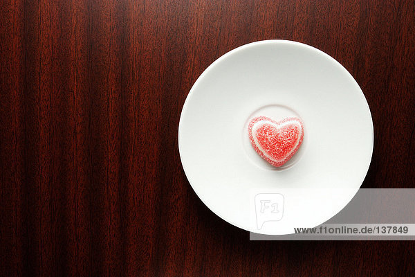 Herzförmige Süßigkeiten auf dem Teller