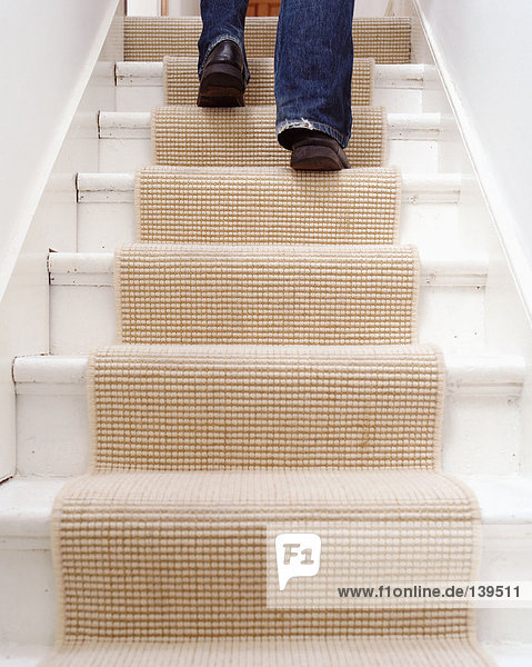 Eine Person  die die Treppe hinaufgeht.