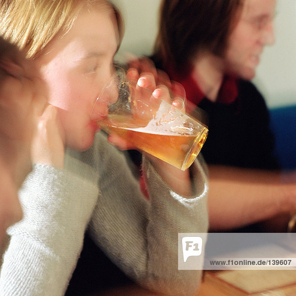 Mädchen bei einem Bier