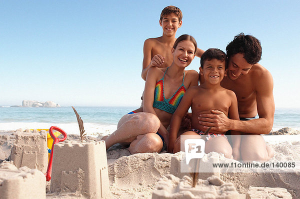Eine glückliche Familie am Strand