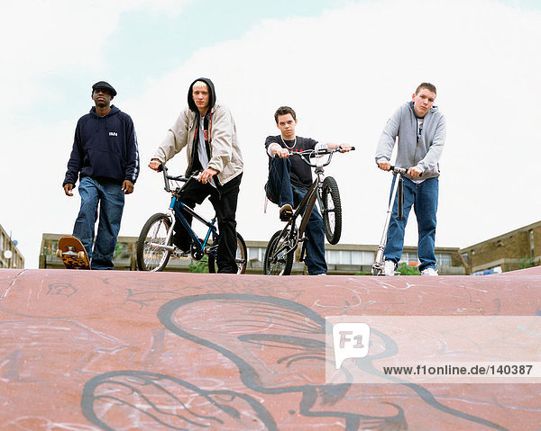 Jugendliche im BMX-Park