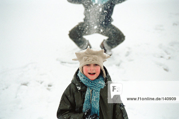 Kinder spielen im Schnee