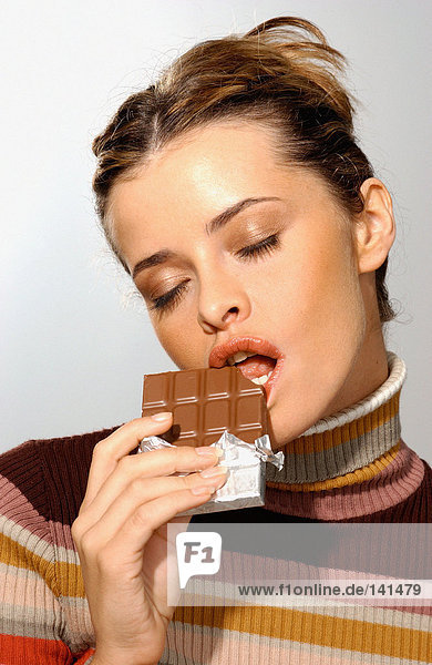 Junge Frau beim Schokoladenessen