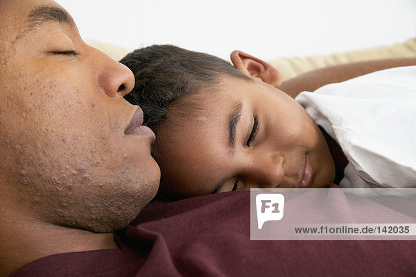 Vater und Sohn schlafen